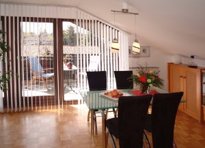 Der Essbereich mit Blick auf die Loggia